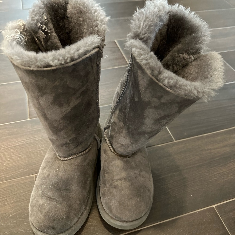 UGG boots in gray (Girls size 3)
